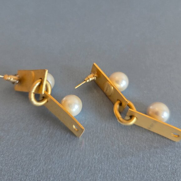 Large Martha Sturdy Vancouver gold tone and faux pearls large dangling earrings. - Picture 4 of 6